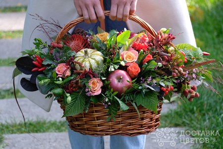 Авторская корзина с цветами "Щедрый сезон"